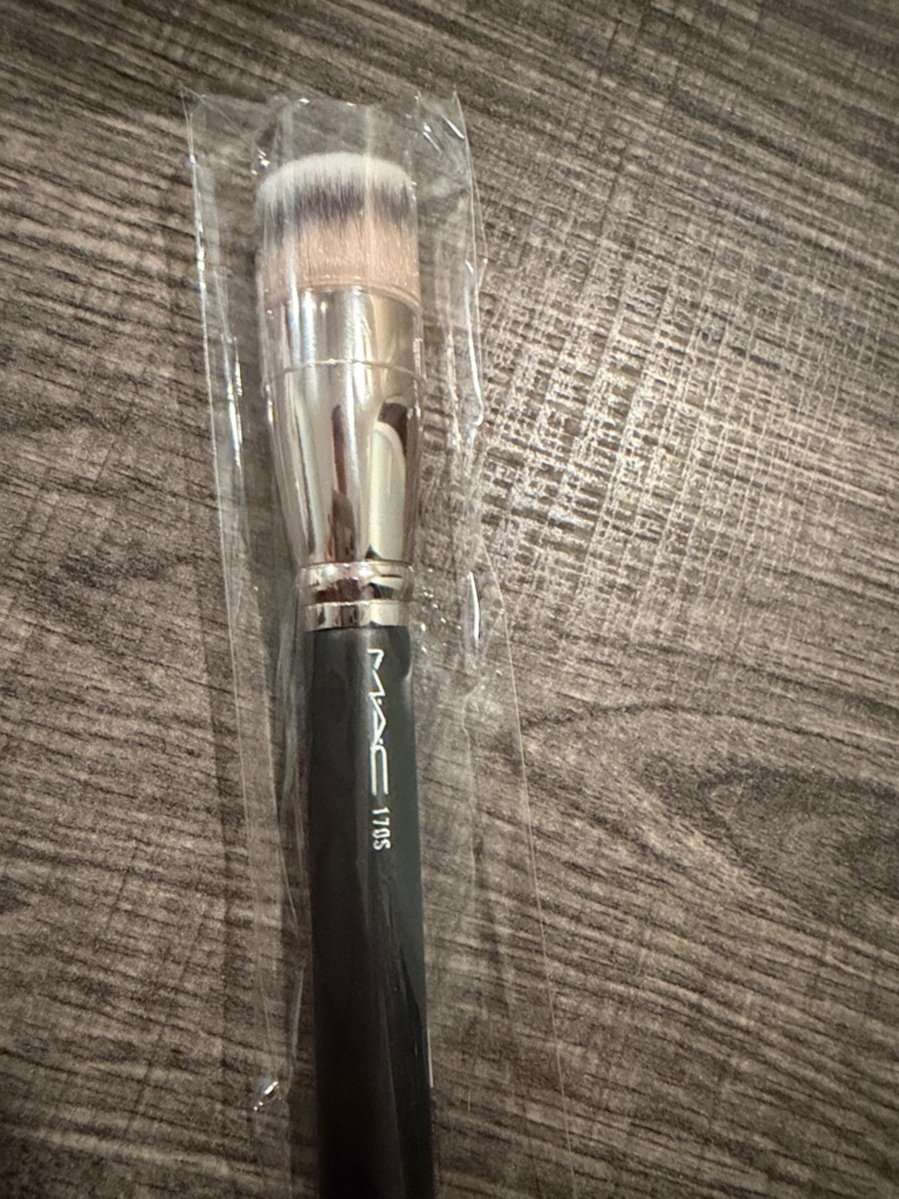 MAC 170s Synthetic Rounded Slant Foundation Brush - New in Package